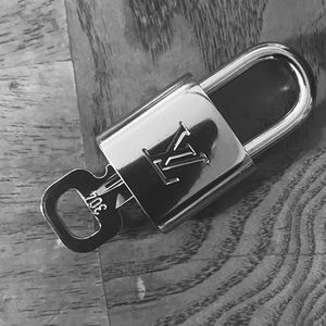Louis Vuitton Silver padlock and key #304